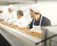 Des boulangers français battent le record du monde de la baguette la plus longue : mais comment ont-ils fait pour la cuire ?