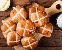 Fondez pour les hot cross buns, de délicieuses petites brioches de Pâques aux épices !