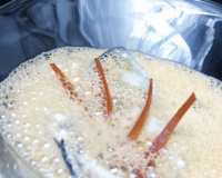 Huître pochée, écume de poivrons doux