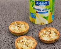 Une tartelette aux poires caramélisées sur une pâte sablée aux noisettes.