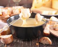 Par quoi peut-on remplacer le vin dans une fondue savoyarde ?