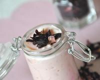 Un mariage subtil entre le riz au lait traditionnel et la fleur d'hibiscus.