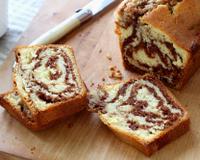 Dans cette recette, on oublie le cacao dans la moitié de la pâte et on met du Nutella ou une pâte à tartiner fait maison. Cela donne un cake…