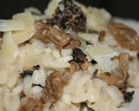 Un risotto crémeux, parfumé aux morilles et aux copeaux de parmesan.