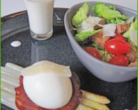 Asperges poêlées, œuf mollet sur pancetta grillée, sauce et salade parmesan