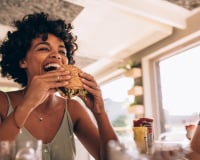Cette erreur très courante que l'on fait tous à table favorise la prise de poids selon le docteur Jimmy Mohamed