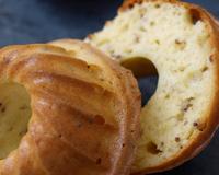 Une recette de cake simple, pleine d'arômes du aux graines présentent dans la moutarde à l'ancienne, le goût de la moutarde est subtil.