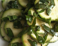 Courgettes crues marinées