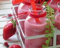 Smoothie apportant de la fraîcheur, de l'onctuosité et un goût citronné des baies de Sichuan s'associant à merveille avec les fraises…