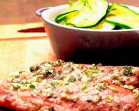 Un steak d'agneau à la romaine, accompagné d'une poêlée de courgettes au thym. Une recette proposée par Silvia du blog 'Savoirs et Saveurs'.