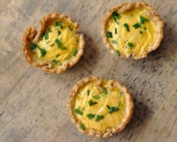 Mini tartelettes au pain de mie, fromage de chèvre & ciboulette