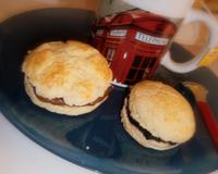 De délicieux scones bien moelleux pour un petit déjeuner so british avec de la confiture de myrtilles sauvages.
