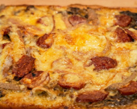 “Une petite dinguerie”: François-Régis Gaudry partage sa tarte raclette-saucisse-champignons idéale pour l’hiver