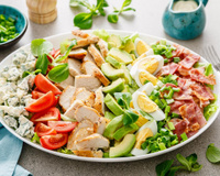 Comment faire une salade Cobb, une recette fraîche et nourrissante parfaite pour les beaux jours ?