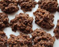 Les roses des sables sont de petites bouchées de corn-flakes nappées de chocolat. Un régal !