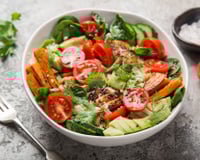 Salade complète de poulet grillé aux patates douces, avocat, tomates cerises et couscous