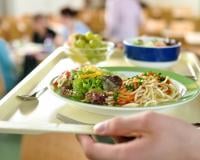 Caen : Quand les lycéens retrouvent des vers dans leur assiette de pâtes à la cantine...