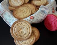 Des petits biscuits ronds et dorés au parfum de miel et d'épices.