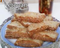 Un gâteau aux amandes typiquement Marocain de ma ville natale, Tetouan, croustillant fondant délicatement parfumé au fleur d'oranger.