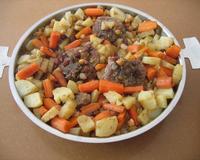 Cotelettes d'agneau en ragout avec des épices et des légumes secs et des pommes de terre.Un régal à l'orientale !