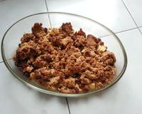 Avec des pommes un peu mûres et des raisins secs dans le placard, rien de tel qu'un bon petit crumble aux pommes. Les miettes de spéculoos donnent un peu plus de croquant…