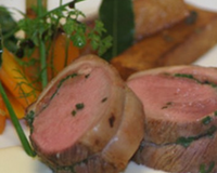 Rôti d'agneau de Pauillac en croûte de sel sauce mousseuse à l'ail confit