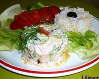 Saumon frais aux légumes et herbes vertes.