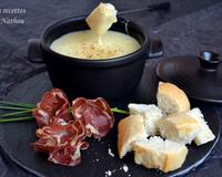 J'adore la fondue au fromage et je m'en prépare de temps en temps pour moi toute seule le midi !
Pas besoin de sortir le caquelon et le réchaud, je fais fondre les fromages…