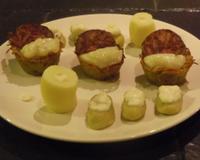 Un nid de pomme de terre garni d'une espuma de gratin dauphinois et andouille croustillante, accompagné de gnocchi à la sauce parmesan.