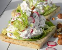 Aujourd'hui je vous propose une tartine de chèvre frais de Selles-sur-cher avec des radis bien croquants, des oignons nouveaux et des noisettes, sur du pain 100% mie…