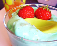 Verrine de soupe de fraises et sa mousse au mascarpone et à la pistache.