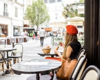 Joue-la comme Emily in Paris en achetant un croissant dans sa boulangerie