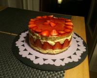 Ce fraisier est fait avec une génoise maison, une crème mousseline, du sirop de fraises et bien sûr des fraises!