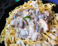 De délicieuses pâtes à la sauce de moutarde accompagnées de ses champignons. Un vrai délice !