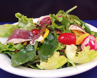 Toute la fraîcheur croquante de feuilles de roquette relevées d'une vinaigrette à la moutarde à l l 'ancienne AMORA, agrémentées de tranches de magrets fumés, de pommes…