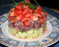 Le poisson cru, accompagné de concombre et tomates.