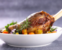 Gigot d’agneau : Norbert Tarayre livre sa méthode pour obtenir une viande fondante et bien parfumée