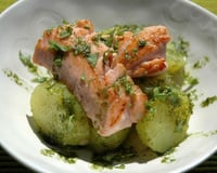 Salade tiède de pomme de terre, vinaigrette à l'oseille et saumon mi-cuit