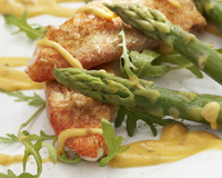 Asperge verte en sauce douce (à l'avocat) et acidulée (pamplemousses et papayes). Cette recette remporte la 5ème place du concours Lendemain de fête !