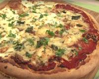 Une pizza 4 fromages... Une pizza rapide à réaliser, qui ravira les fans de fromage !