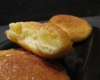 Voici une recette très simple de beignets aux pommes très moelleux.