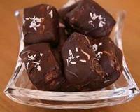 Sous un coeur de chocolat noir, découvrez un praliné intensément croustillant...