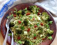 Dans cette recette le brocoli reste croquant et la semoule de brocoli apporte un côté frais et végétal au quinoa.