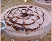 Une crème onctueuse au bon goût de fraise sur un lit chocolaté craquant