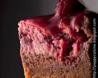 Une recette qui m'a charmé à mon arrivée aux Atats Unis.. Un sablé, une couche chocolat, une couche framboise et un coulis de framboise pour…