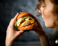 Vous ne mangez pas correctement votre burger : voici la bonne manière selon la science !