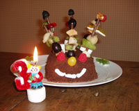 Brochettes de fruits frais et de bonbons version anniversaire d'enfants