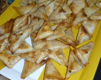 Des triangles de feuilles de brick fourrés d'un mélange de fruits secs, pomme, cannelle, et caramel.