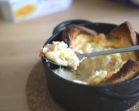 Faux œufs cocotte au saumon fumé, St Môret® et pain Harrys grillé