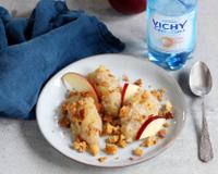 LE + VICHY Célestins : Un crumble léger et plus digeste, grâce à la présence de l'eau minérale gazeuse VICHY Célestins…